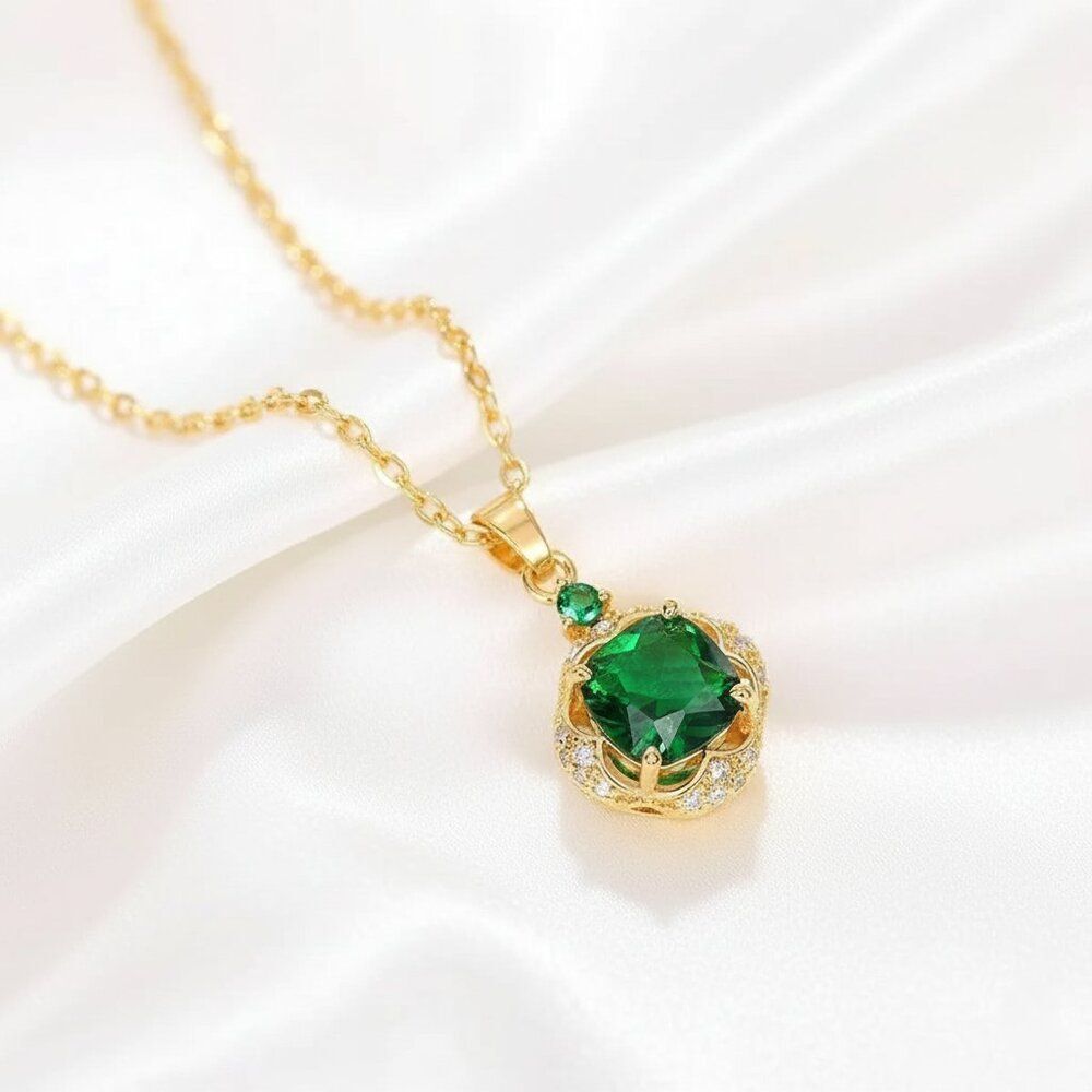 2 Carat Simulated Emerald CZ Gold Tone Pendant Necklace NWOT - Picture 3 of 9